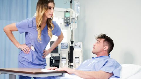 Enfermera trans Casey Kisses y su apasionante follando