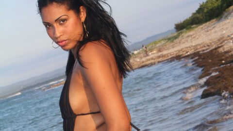 Caliente dominicana de trasero grande en la playa