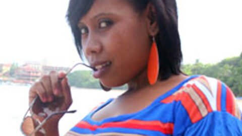 Dominicana de Culote Grande Disfruta de una Polla Negra y Traga semen