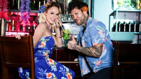 Emma Hix se desnuda en una orgía sensual ¡en un bosque tropical!