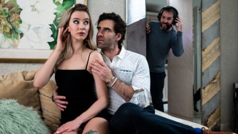 Joven de tetas naturales se entrega al placer con hombre musculoso