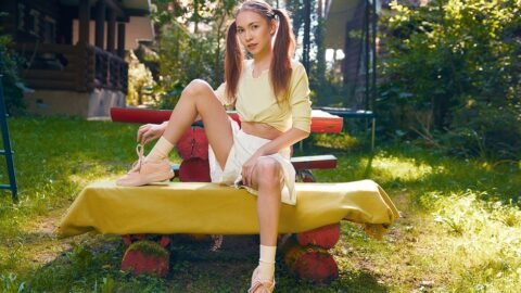 La joven Nicole se masturba desnuda al aire libre