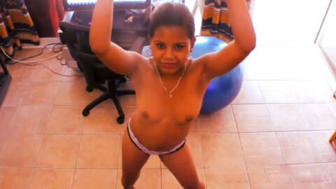 pornostar dominicana bailando en bragas y moviendo el trasero