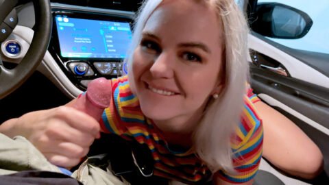 Rubia insaciable sorprende con mamada en el coche