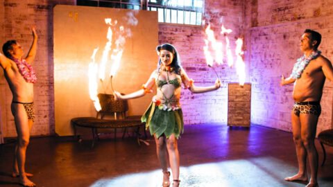 Tiki Babe Malvada Jewelz Blu Distrae a sus Clientes con Sexo